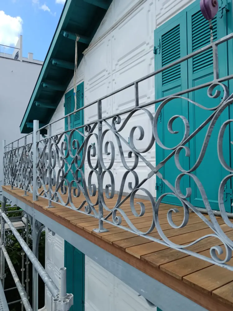 Terrasse suspendue acier bois maison Eiffel (1)